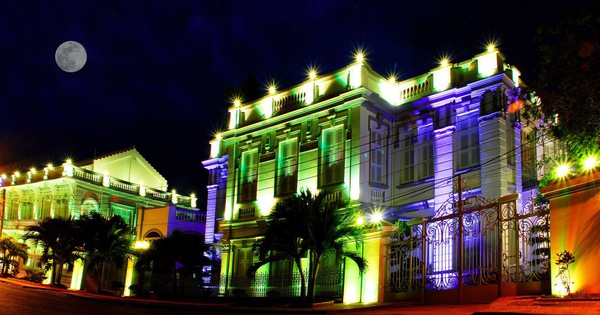 The Prince's house in Bac Lieu is full of splendor in the evening