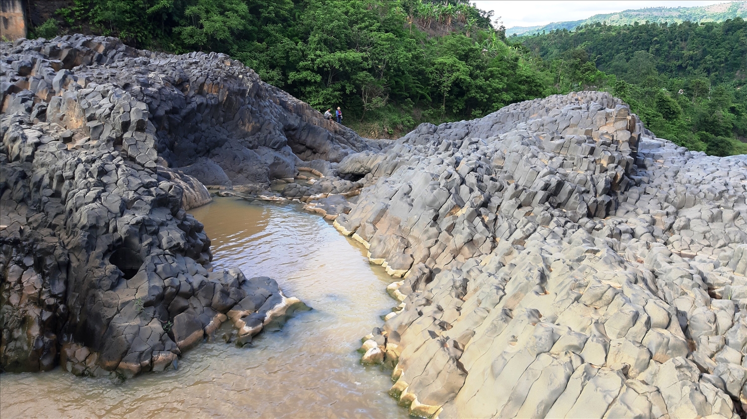 莽洋古岩激流