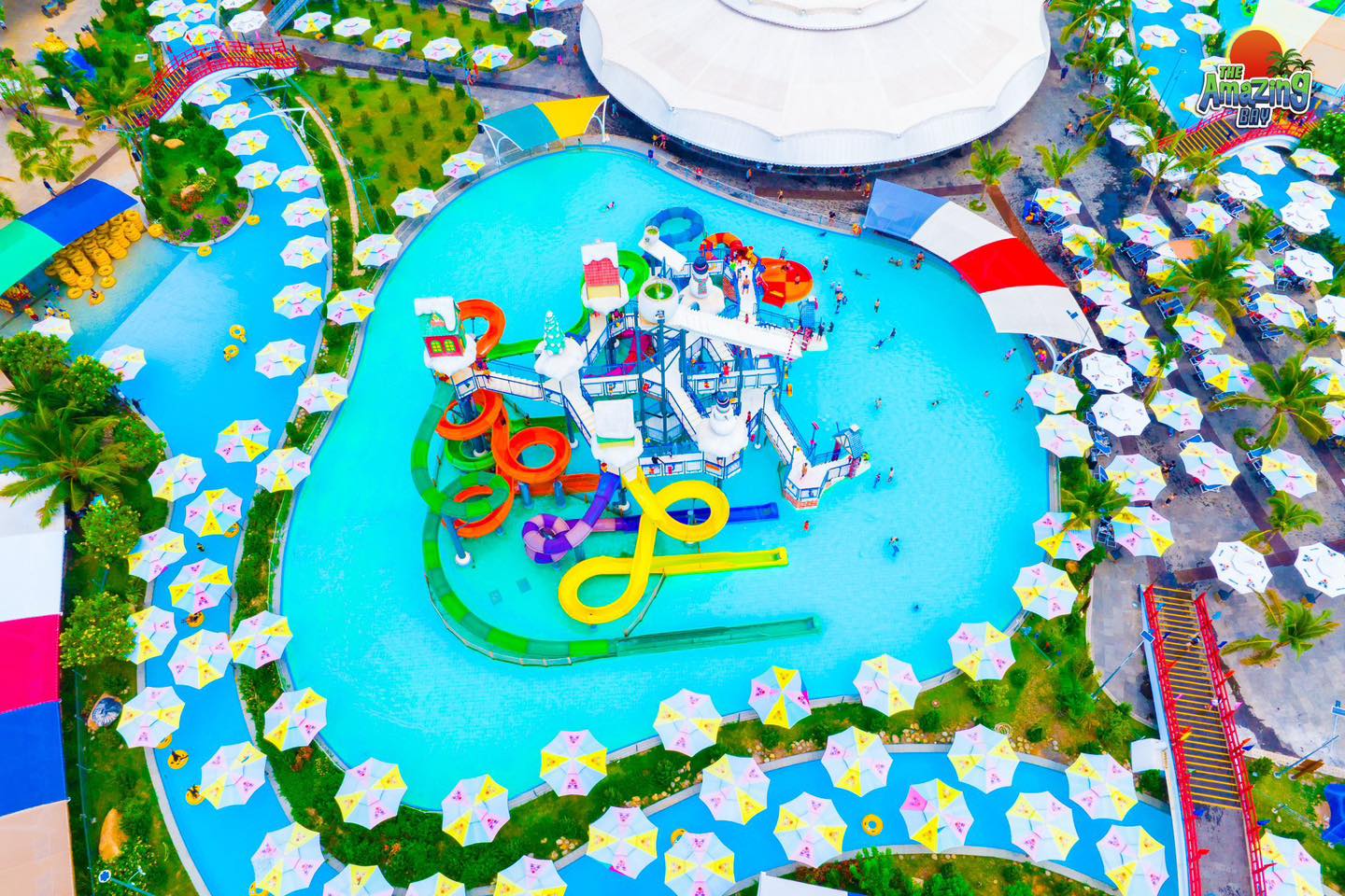 The Amazing Bay is the largest super water park in Vietnam with many water games for all ages.