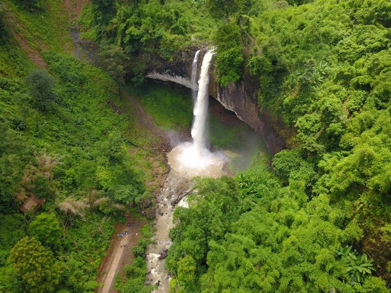 Lieng Nung Waterfall, also known as Dieu Thanh Waterfall, is located in N'Jrieng village, about 8km from Gia Nghia city center, Dak Nong province.