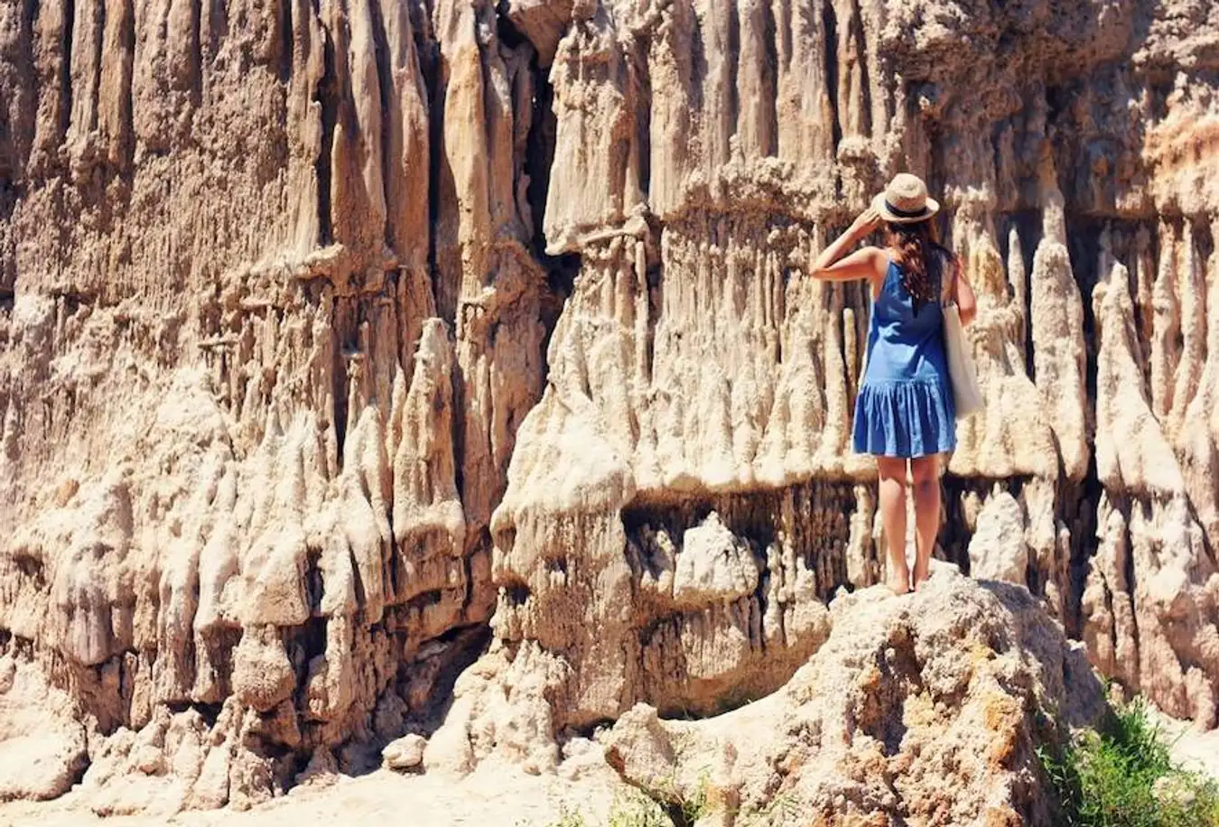 Roadside sand stalactites with many strange shapes.