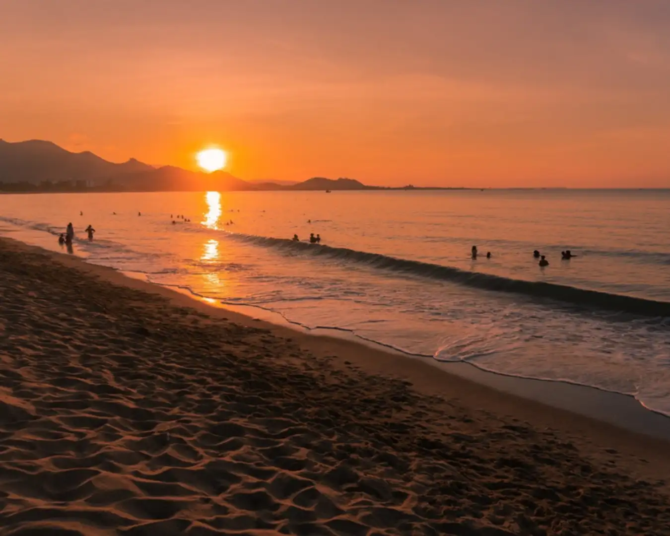 Bờ biển Bình Sơn - Ninh Chữ trải dài tít tận chân trời