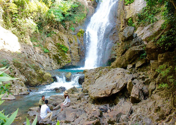 Conquering Chenh Venh waterfall in Quang Tri, bathing in springs to cool off