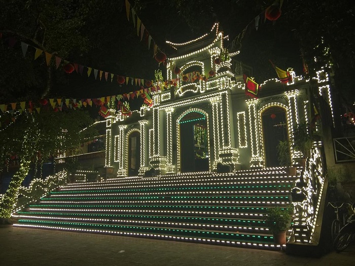 Bac Le Cong Dong Temple at night