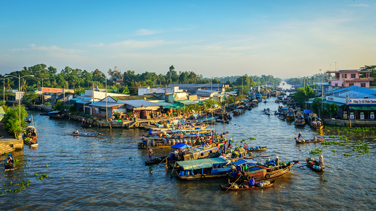 Sunset at Nga Nam floating market