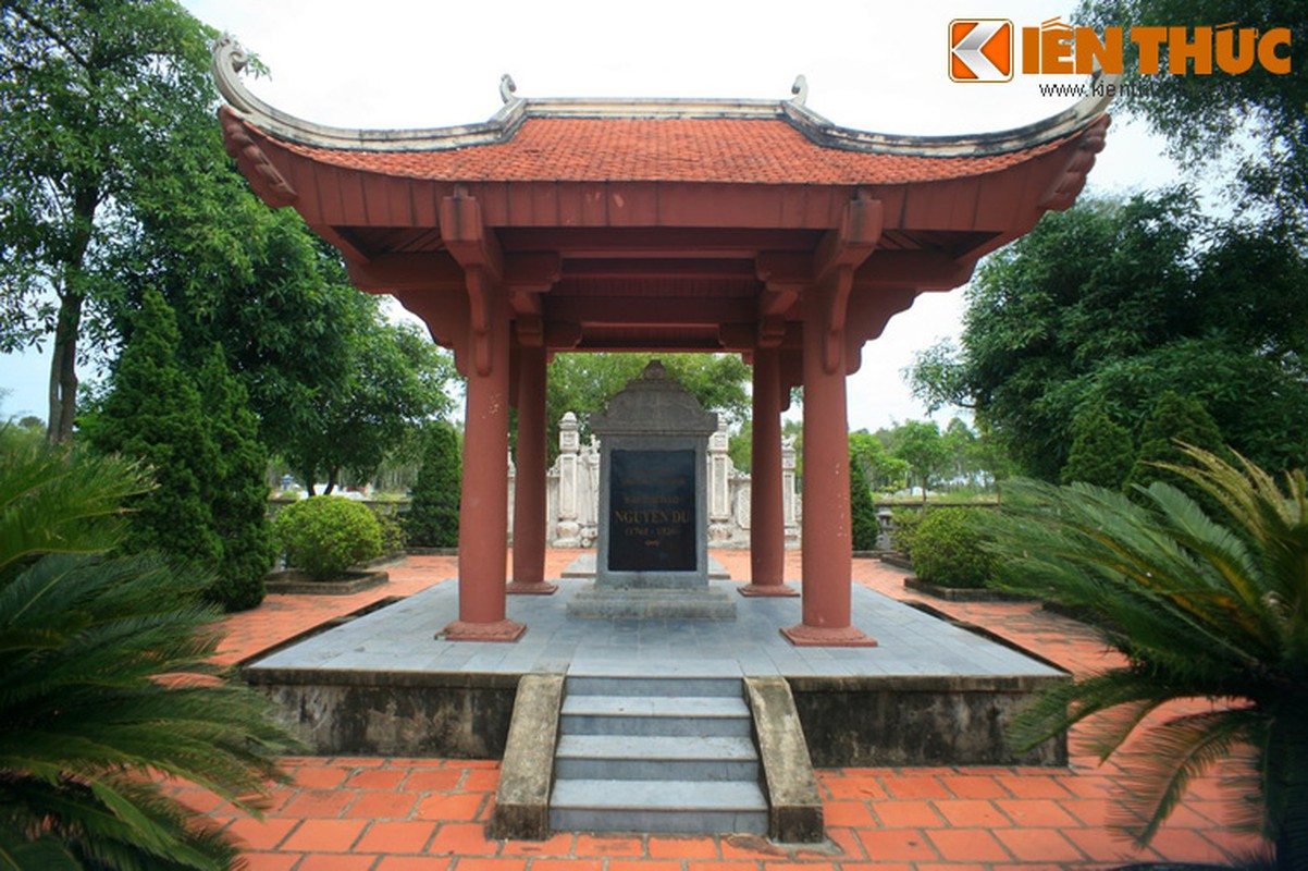 Tomb of the great poet Nguyen Du