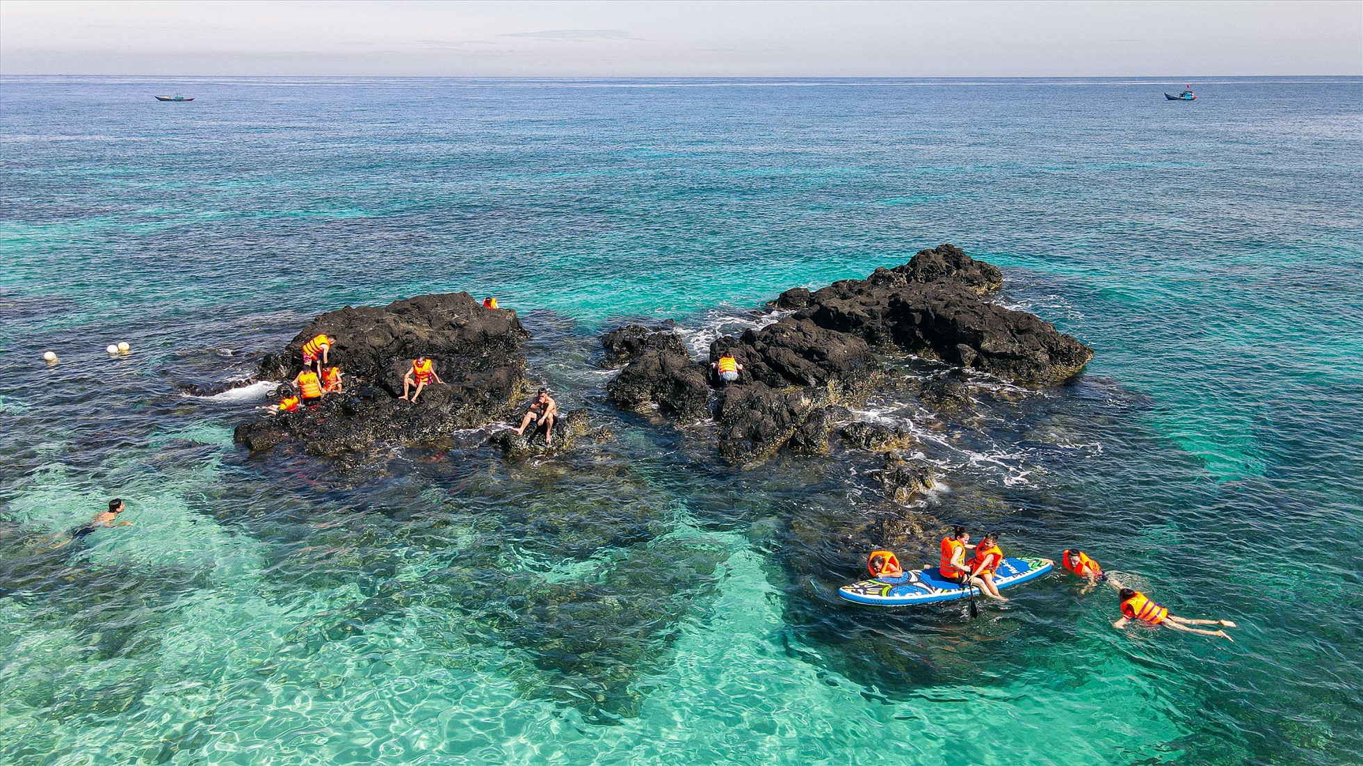 沉浸在 Be Island Ly Son 清澈的海水中是一次令人兴奋的旅程，将游客带入蓝色的海洋天堂。