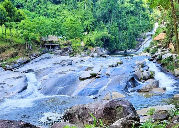 Xao Va Waterfall captivates visitors