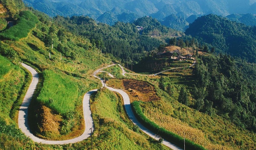 被通向天空之巅的山口所淹没