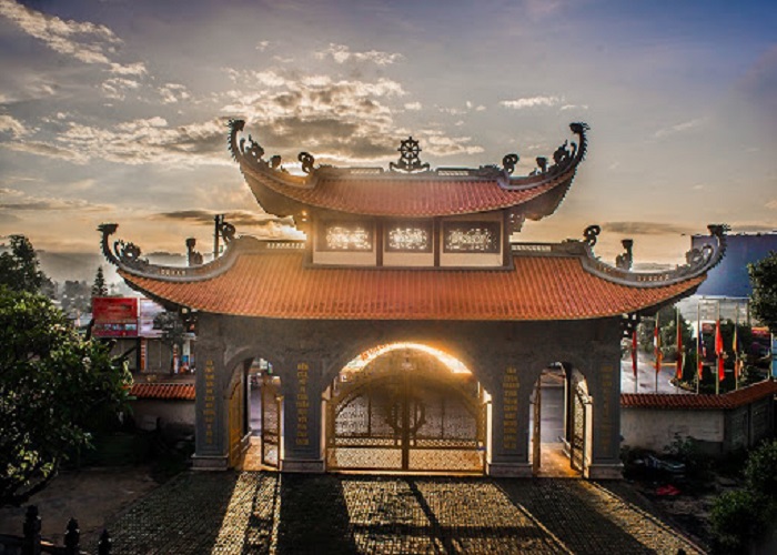 It is a spiritual destination with a long history and peaceful, ancient beauty; Dak Nong Phap Hoa Pagoda is an attractive spiritual tourist destination for tourists from all over.