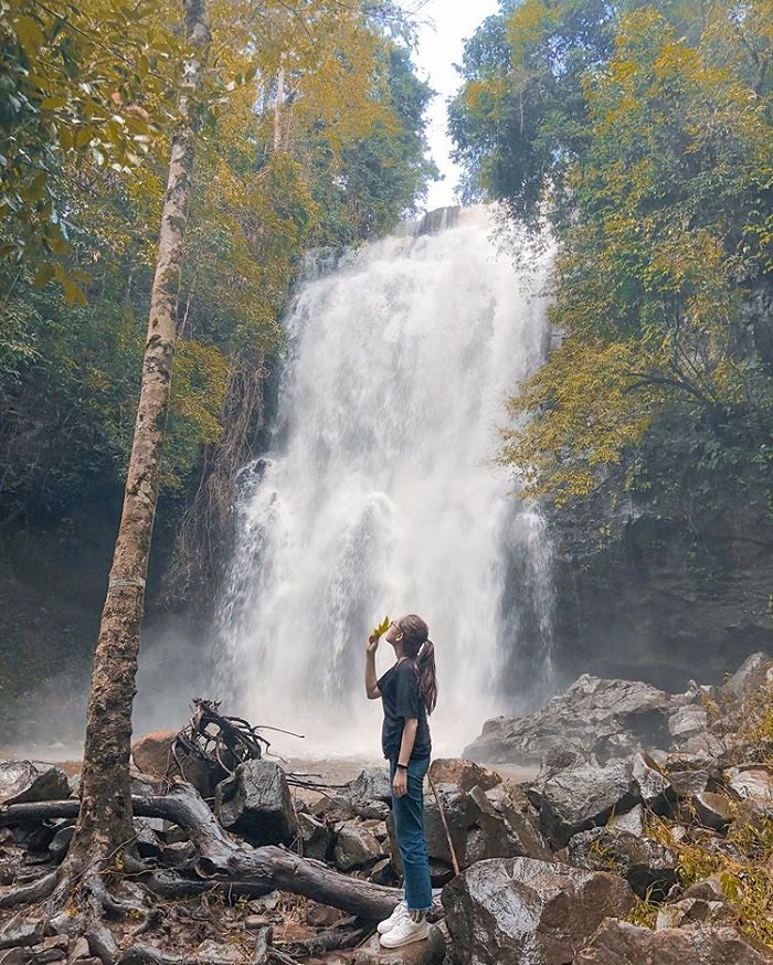 Luu Ly Waterfall is a waterfall of beautiful, gentle beauty located in the middle of Dak Nong jungle