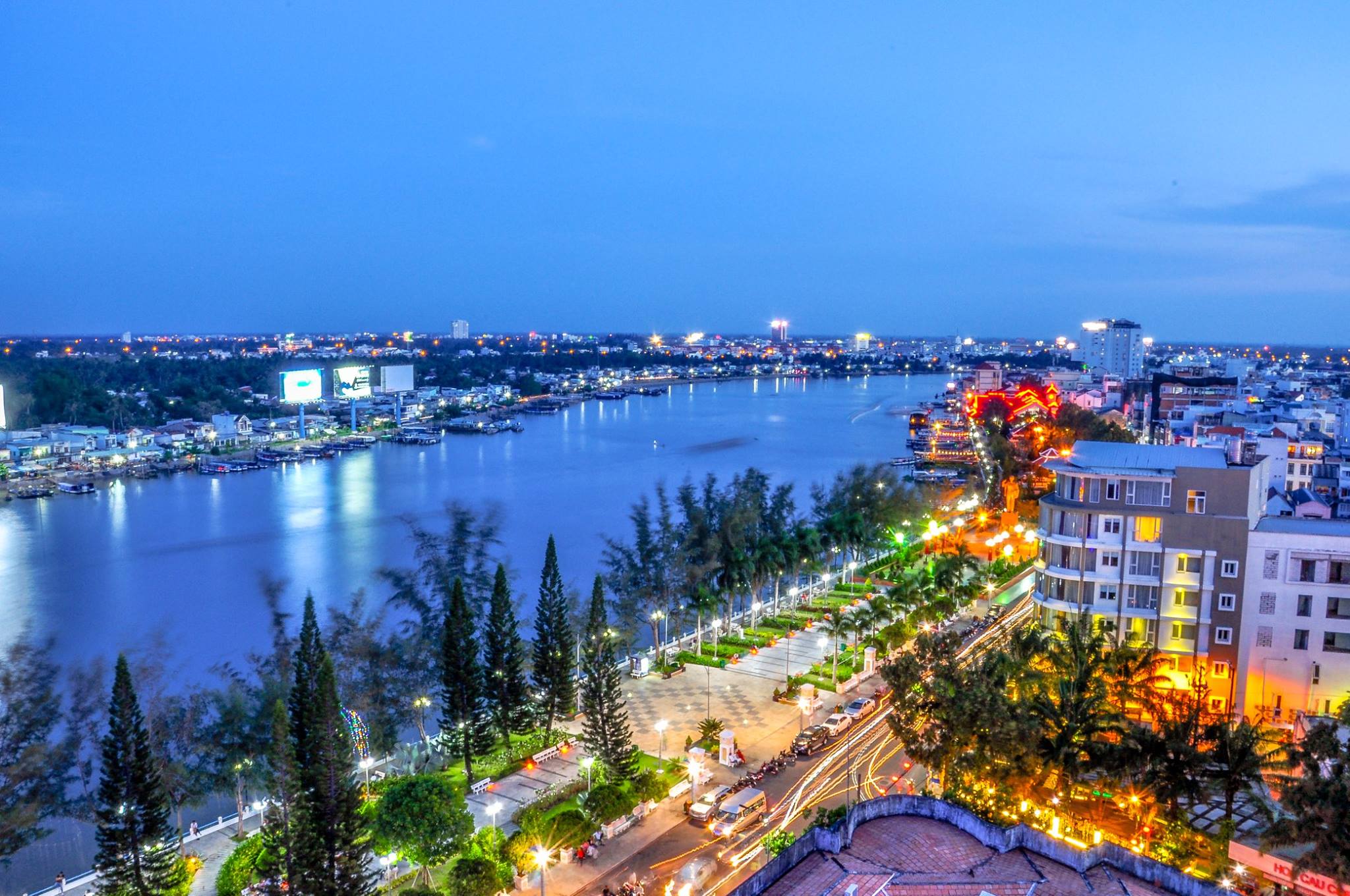 This wharf is located on the right bank of Hau River, in Tan An ward, Ninh Kieu district, Can Tho city.