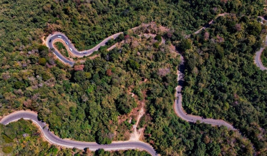 Ngoan Muc Pass passes through many terrains from green plateaus, peaceful plains to majestic mountains.