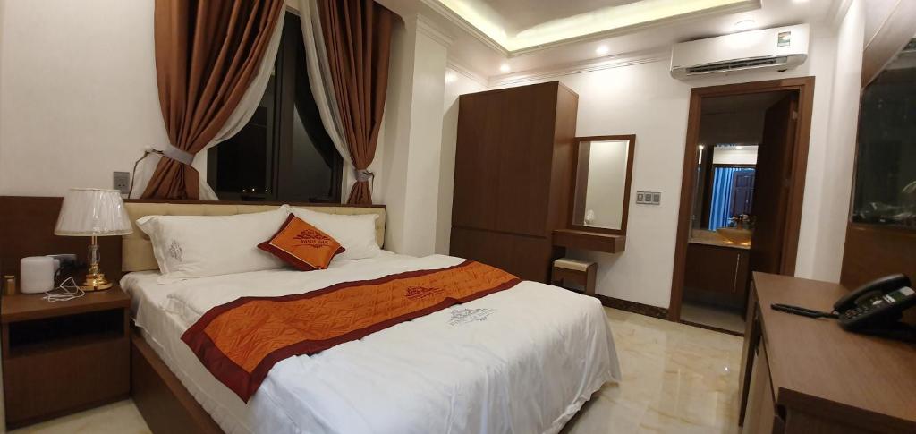 Deluxe Family Room with 2 Connecting Rooms, 1 Double Bed and 1 Single Bed with River View (VIP2)