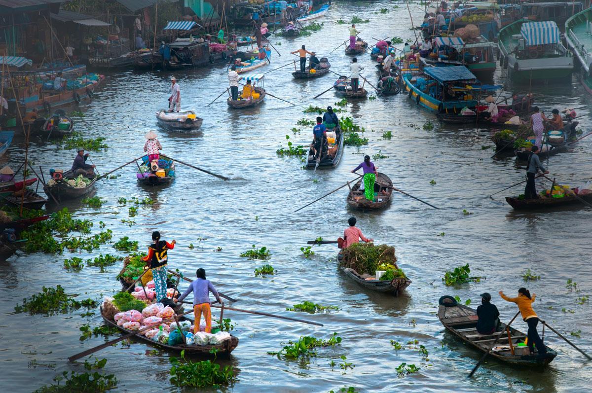 Cai Rang Floating Market in Can Tho was voted by Rough Guide Magazine (UK) as one of the 10 most impressive markets in the world.