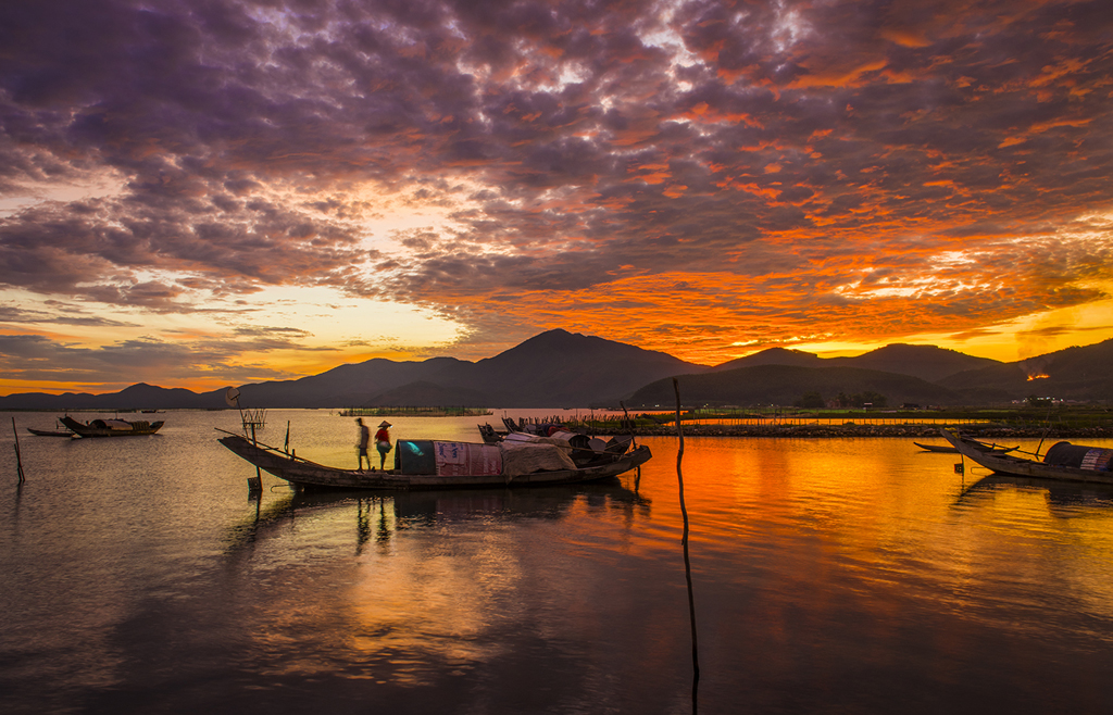 浪漫夕阳下 Cau Hai Lagoon 的小船