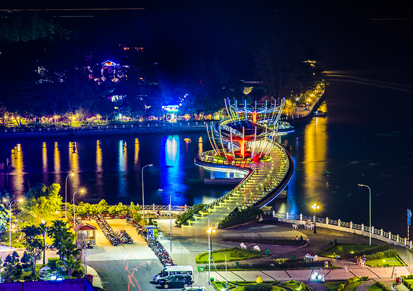 Can Tho pedestrian bridge has a modern design with a soft curved S shape symbolizing Vietnam, with a length of about 200m and a width of about 7.2m.