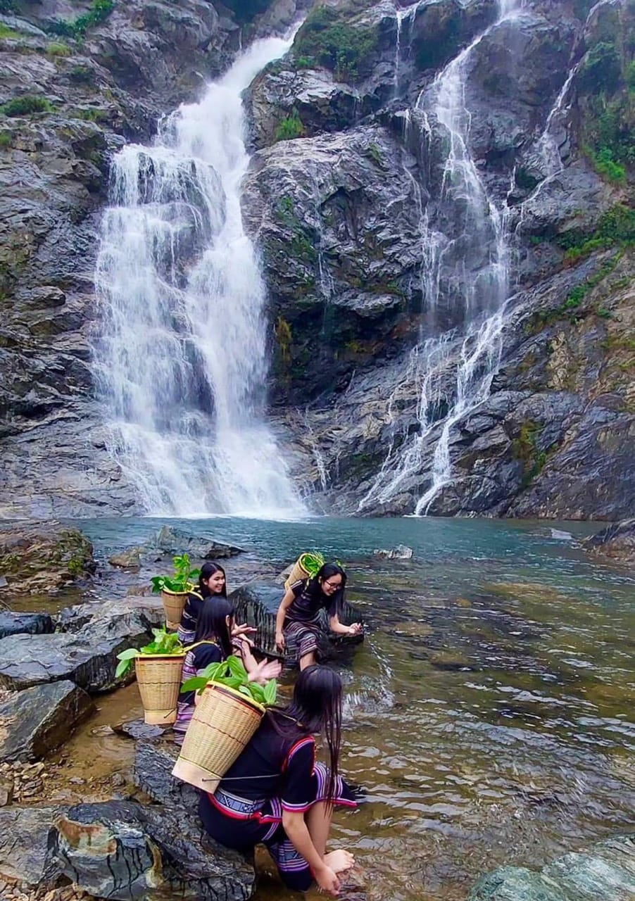 作为广义省的绿色旅游目的地之一，白瀑布拥有许多令人印象深刻的背景，供“虚拟生活”爱好者自由拍照。