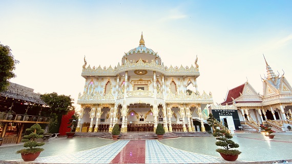 如果您有机会返回朔庄，请尝试参观 Peam Buol Thmay Pagoda，欣赏这里独特的建筑作品！