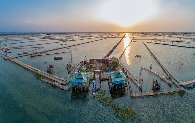 Nhà Hàng Nổi Chuồn Lagoon – Điểm đến lý tưởng để hòa mình vào vị biển và sắc trời Huế