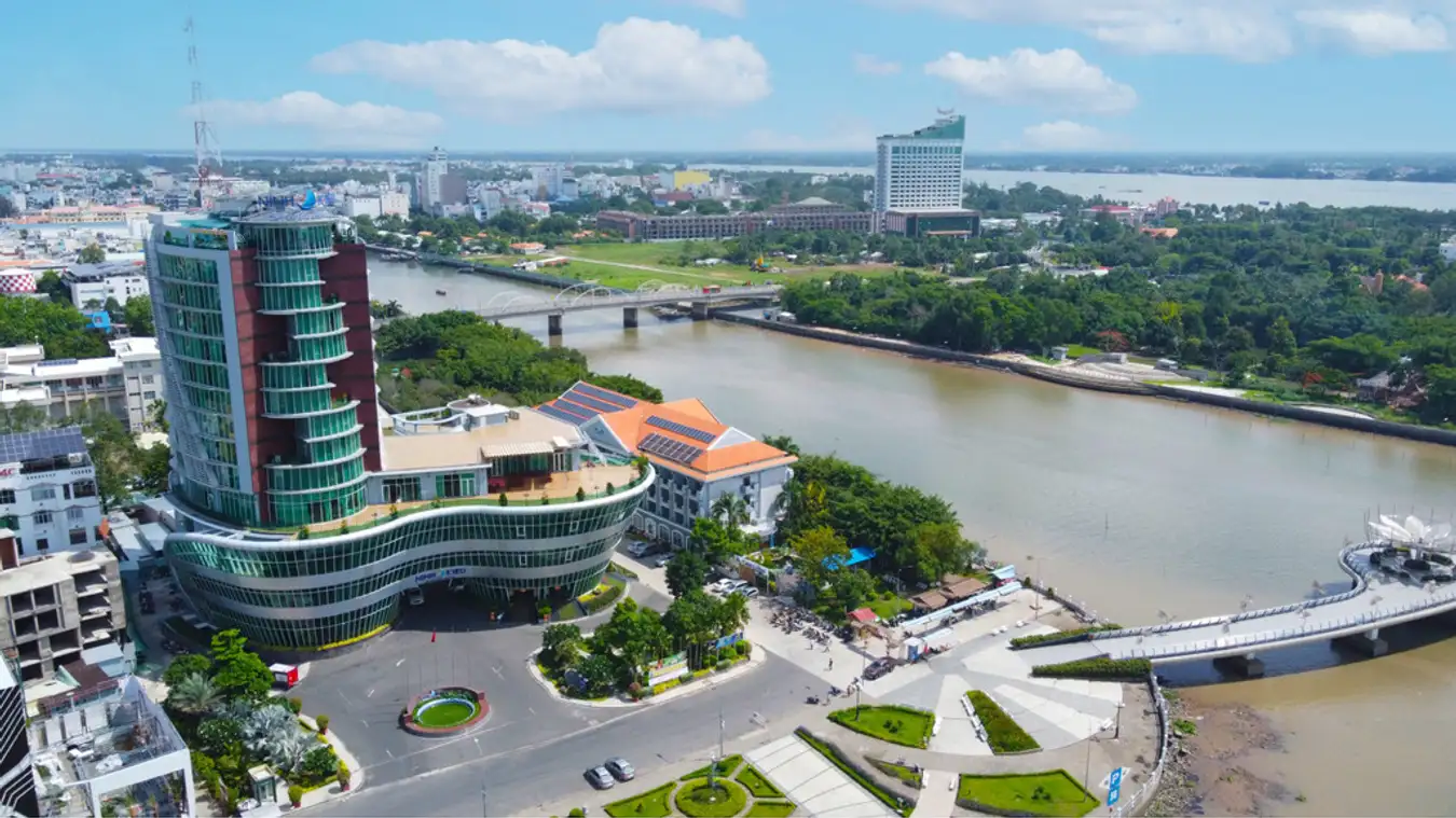 Visit Ninh Kieu wharf - a cultural symbol of the river region.