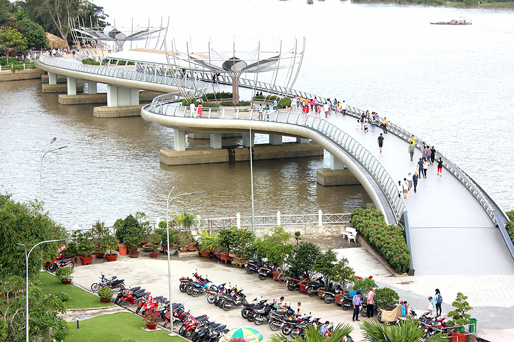 The bridge has a modern design with an S shape symbolizing the country of Vietnam