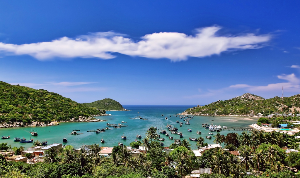 Visiting the beautiful scenery of Vinh Hy Bay