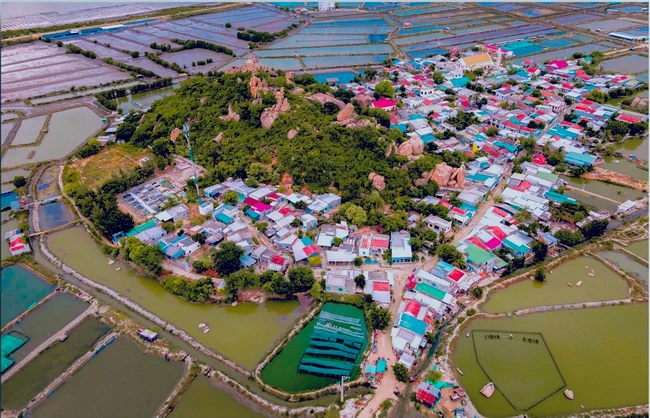 Làng bích họa Hòn Thiên thuộc thôn Hòn Thiên, xã Tân Hải, huyện Ninh Hải, cách trung tâm thành phố Phan Rang khoảng chừng 10km về hướng Bắc.