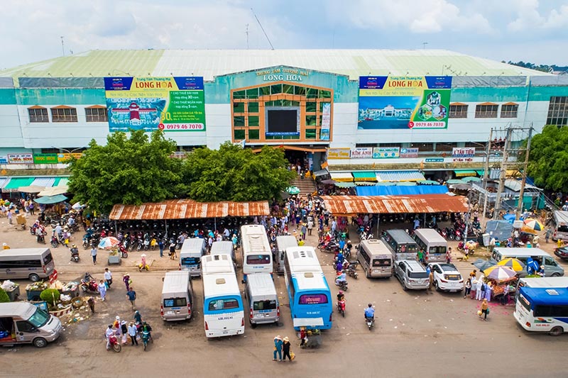 Chợ Long Hoa không chỉ là nơi mua sắm quan trọng mà còn là trung tâm giao thương sầm uất trong khu vực.