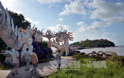 The bridge leading to the tourist area of ​​Da Bac Ca Mau island