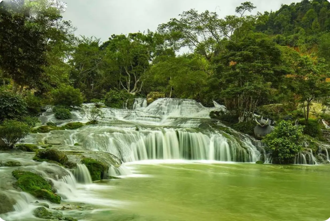 Dang Mo Waterfall is like a giant natural "bathtub".