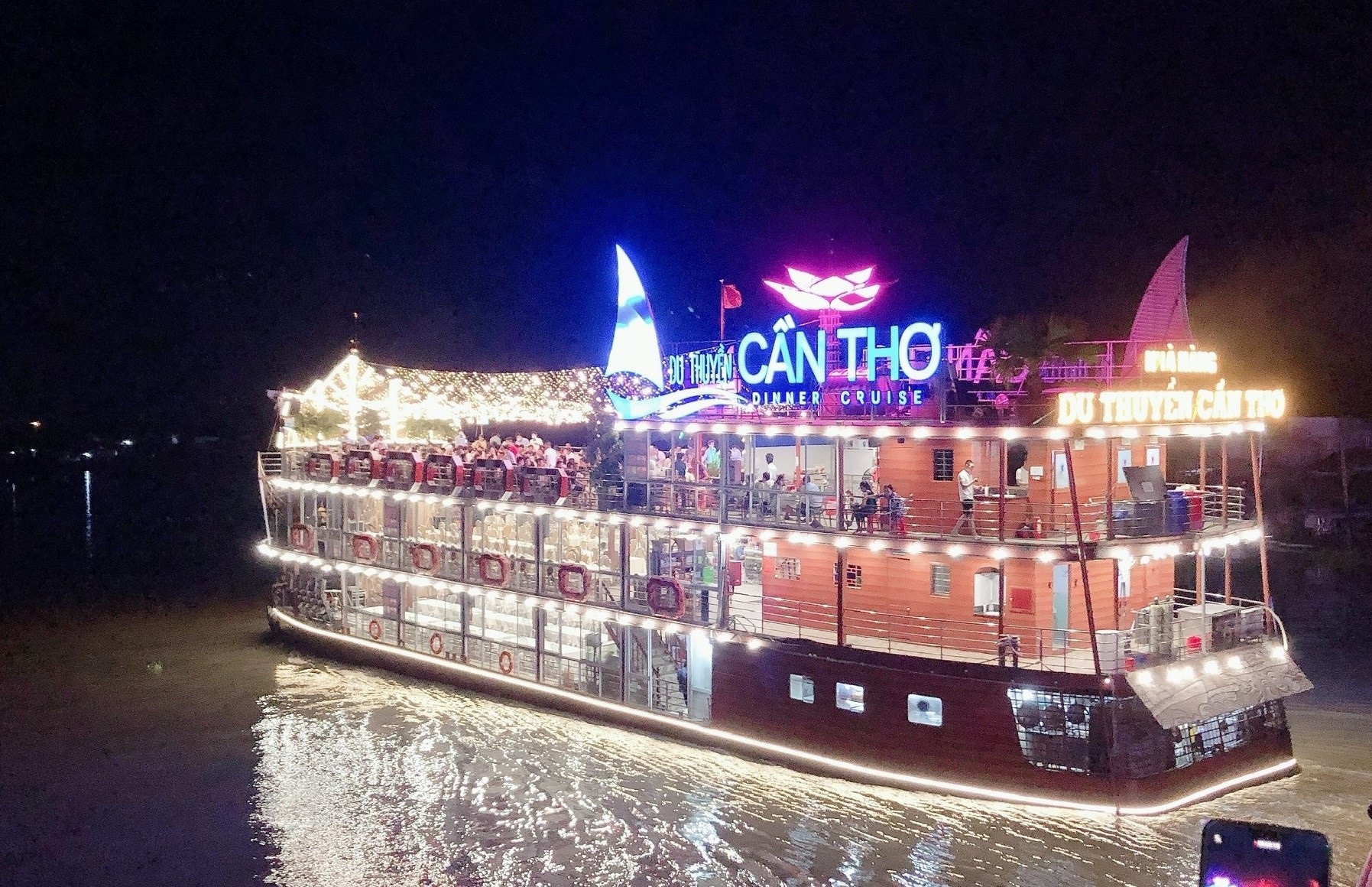 The restaurant on this cruise will help you fully see the beauty of the Hau River at night.