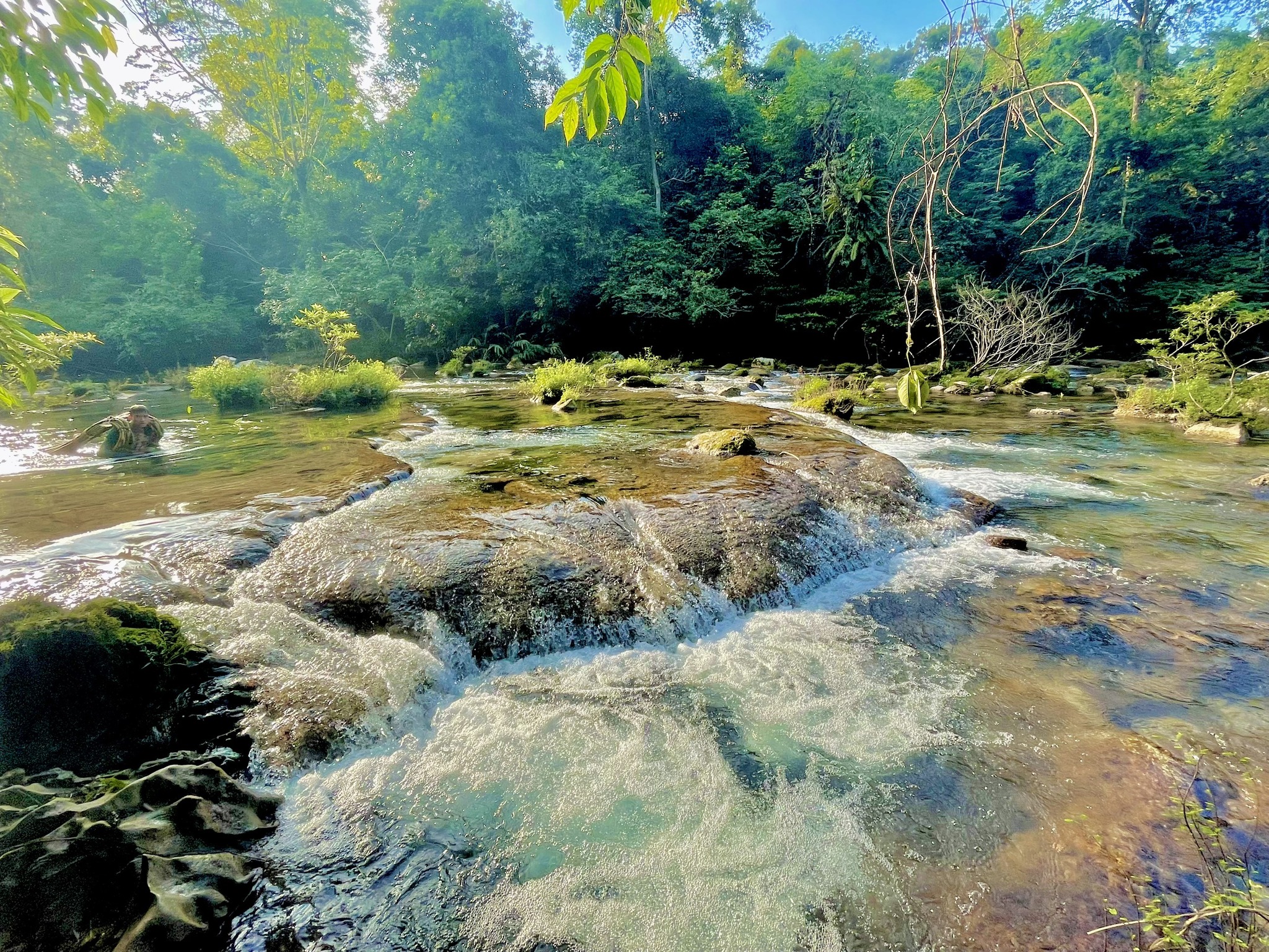 Cha Cung 是一个美丽的瀑布，位于长山原始森林的树冠深处，高度高，水面宽，有许多崎岖的岩层。