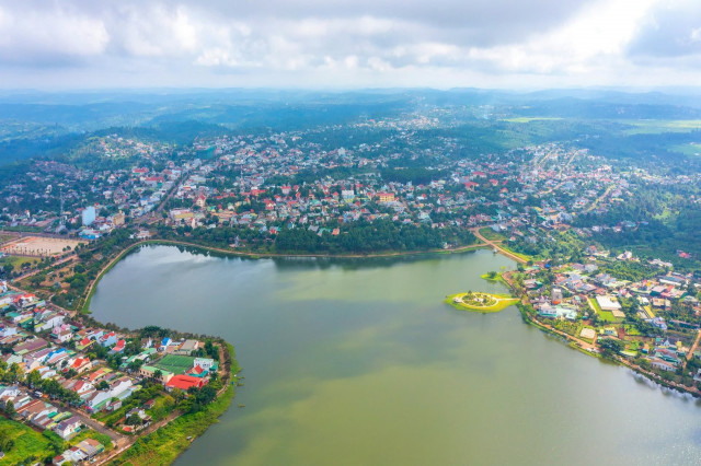 People often compare this lake to a "blue eye" in the heart of the town, creating a cool atmosphere and a dreamy scenery.