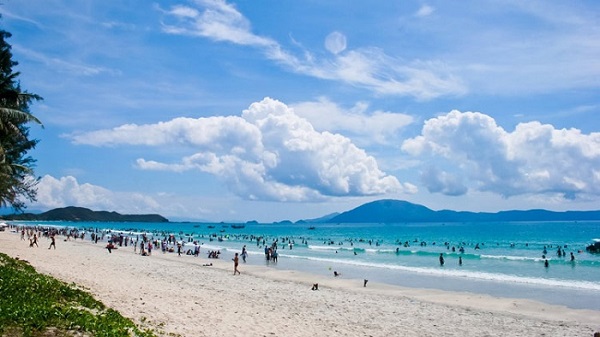 The best time to go to Hai Hoa Beach to explore is in the summer