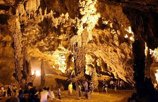 Tourists visit Nguom Ngao cave