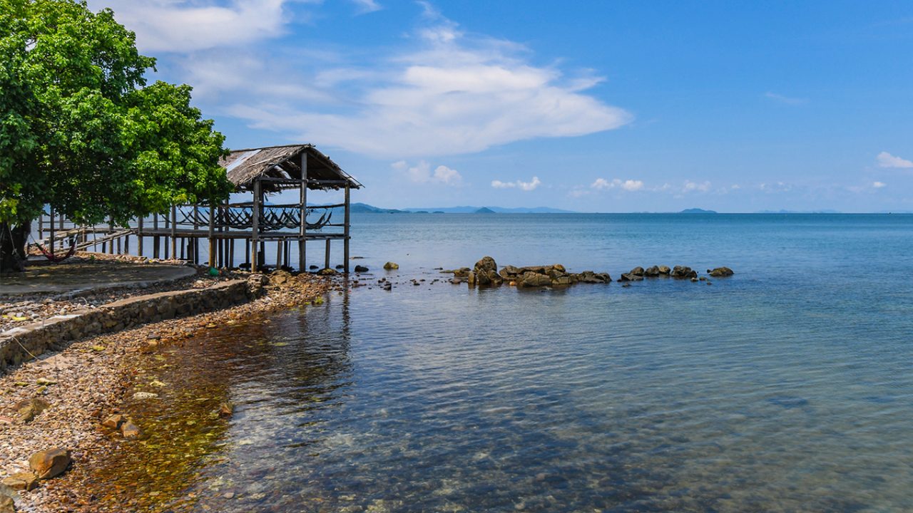 坚江海盗岛清澈碧蓝的海水