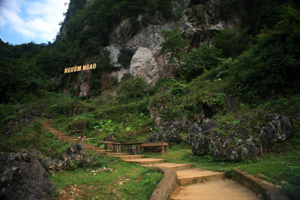 The way to Nguom Ngao Cave