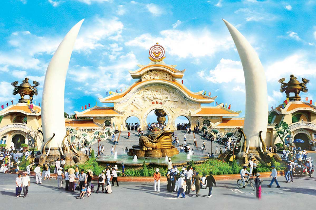 Gate of Suoi Tien cultural tourist area