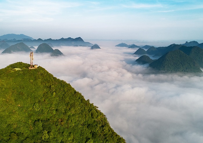 The magical misty scene on Na Lay peak