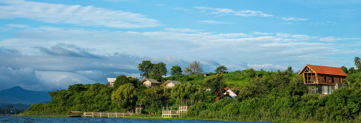 Bao quanh Lak Tented Camp là làn nước hồ Lắk xanh rì vỗ sóng quanh năm. Chính vì thế, nếu muốn đến nơi này bạn chỉ có thể di chuyển bằng thuyền.