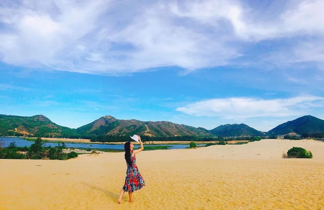 사구의 면적은 엄청나게 넓고, 작고 고운 황금빛 모래알이 무수히 쌓여 마치 사막 한가운데서 길을 잃은 것 같은 공간입니다.