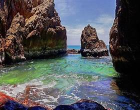 The dragon-shaped mountain peak reaching out to the sea attracts visitors to check-in in Binh Dinh