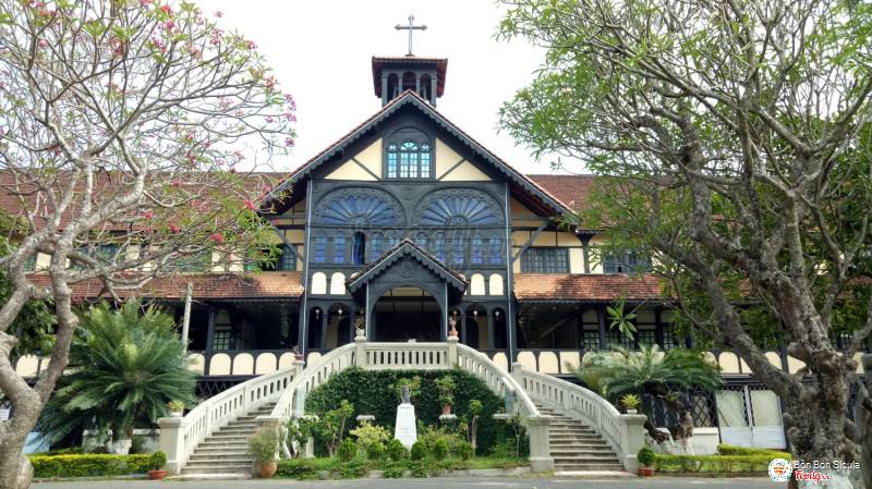 昆嵩大教堂（Kon Tum Cathedral），又名昆嵩木制教堂，是中部高地最美丽的教堂——如果您有机会游览这片广阔的土地，是不容错过的旅游景点之一。