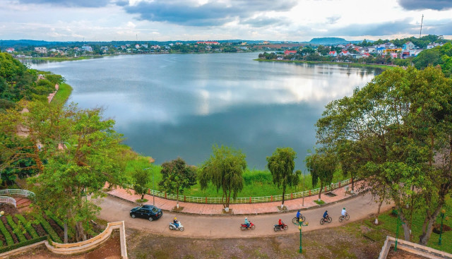 West Dak Mil Lake is famous for its fresh air and poetic scenery that fascinates many people.