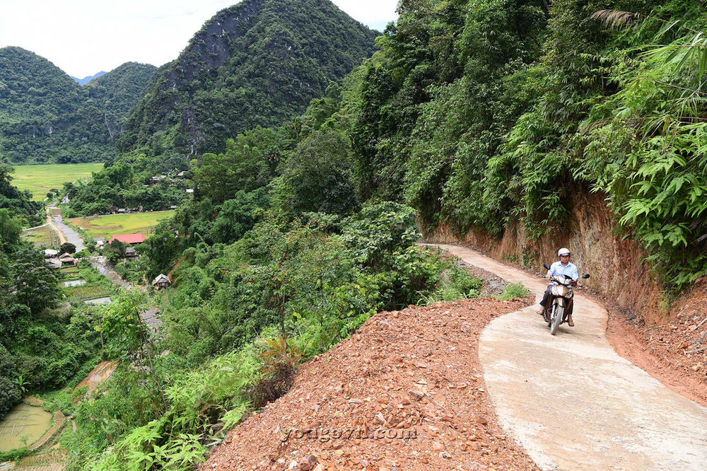 The road to Kho Muong village