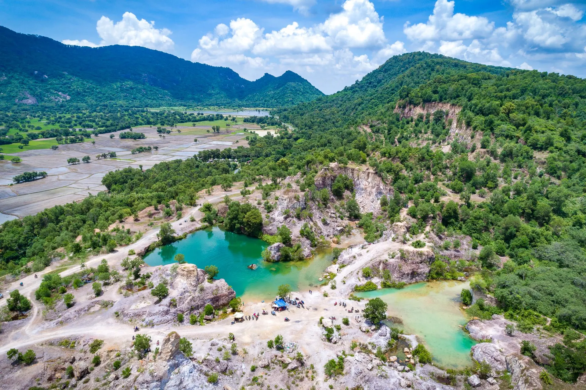 塔霸石湖是采石后形成的湖泊，但风景秀丽。