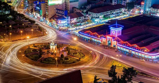 The brilliant beauty of Ben Thanh market in the evening