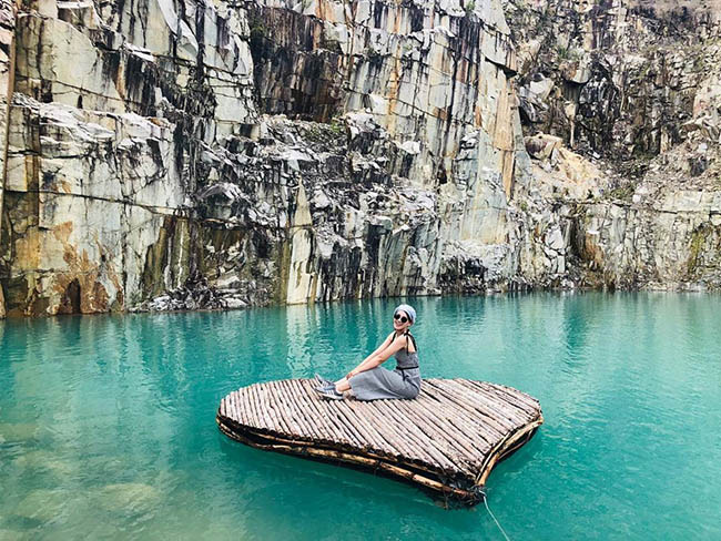 Tuyet Tinh Coc Da Lat是著名的旅游胜地，拥有碧绿的湖水和许多美丽的摄影角度。