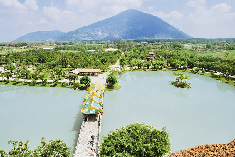 Nơi đây nổi tiếng với hệ thống sinh thái trong lành, cảnh quan thiên nhiên thơ mộng cùng những trò chơi khám phá đầy thử thách.